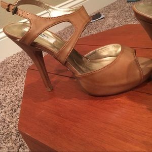 Simply Vera by Vera Wang heels- Like New